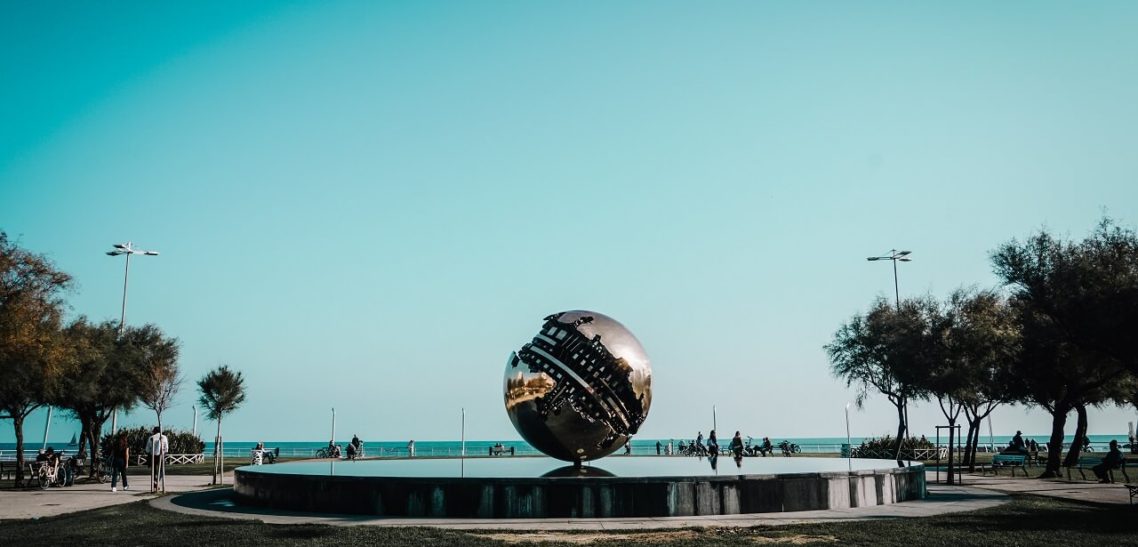 Pesaro-palla-pomodoro Pesaro, città di musica, arte e bicibletta