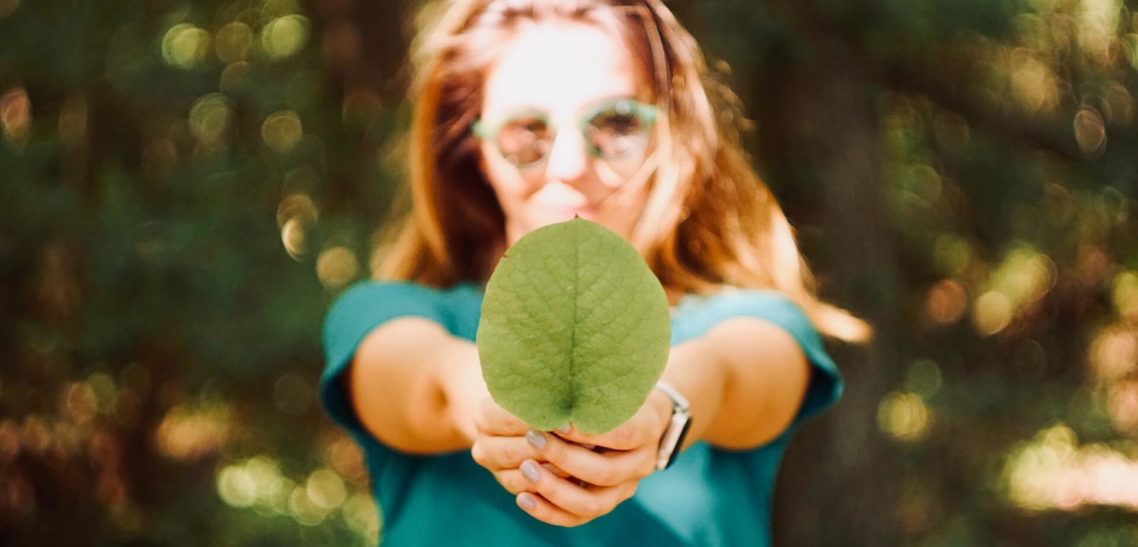 donna-con-foglia-per-ambiente Aziende e prodotti alimentari sostenibili